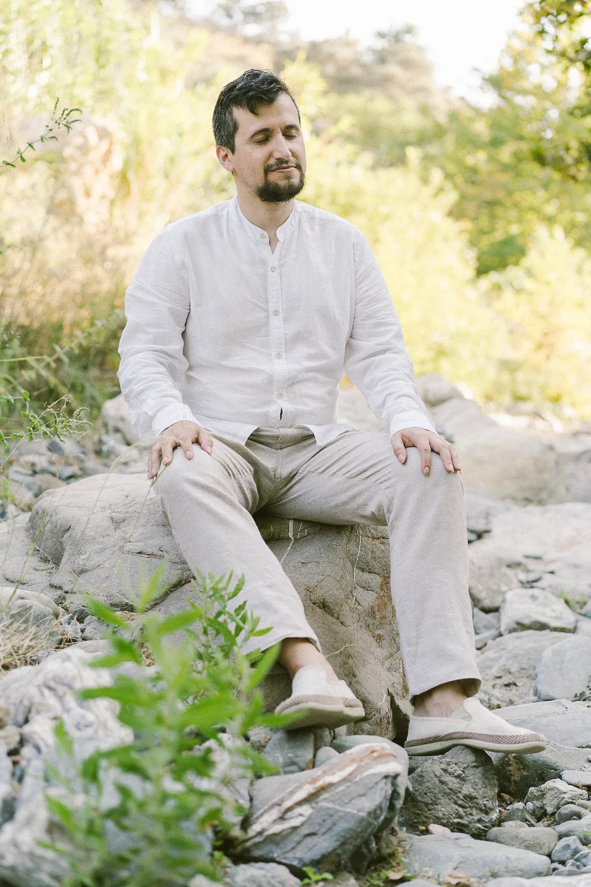 Fran Pavón sentado en un entorno natural
